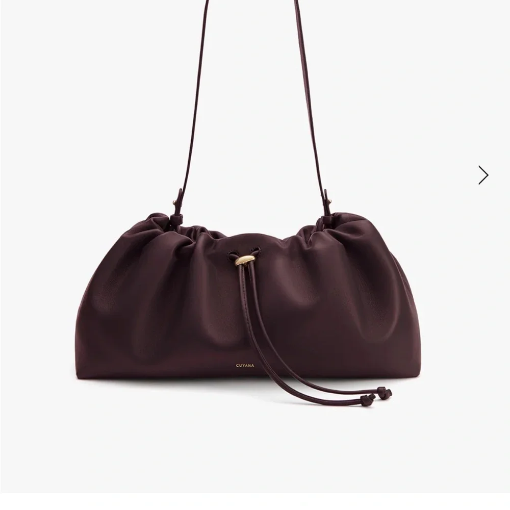 Cuyana Dia drawstring shoulder bag in smooth lambskin leather- Plum - Picture 2 of 10